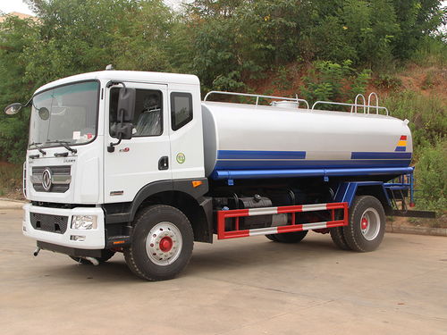 國五消毒液噴灑車 灑水車的升級，城市衛(wèi)生的守護者